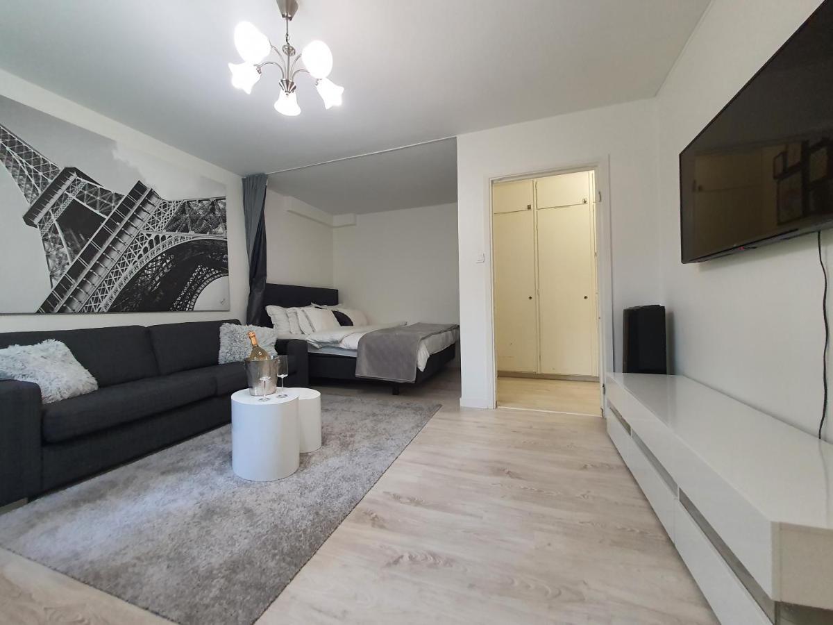 Close To The Metro And The Beach!!! With A View Of The Scandinavian Forest Stockholm Buitenkant foto