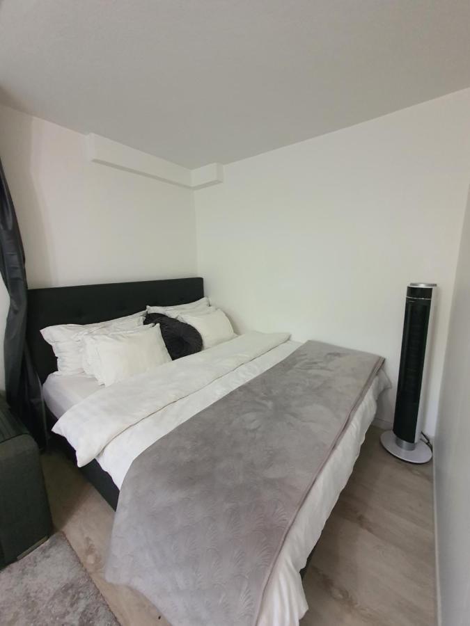 Close To The Metro And The Beach!!! With A View Of The Scandinavian Forest Stockholm Buitenkant foto